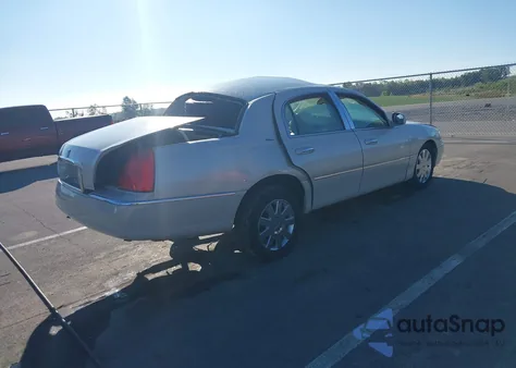 2007 Lincoln Town Car Designer Series z USA, uszkodzony, nr VIN 1LNHM83V17Y636463